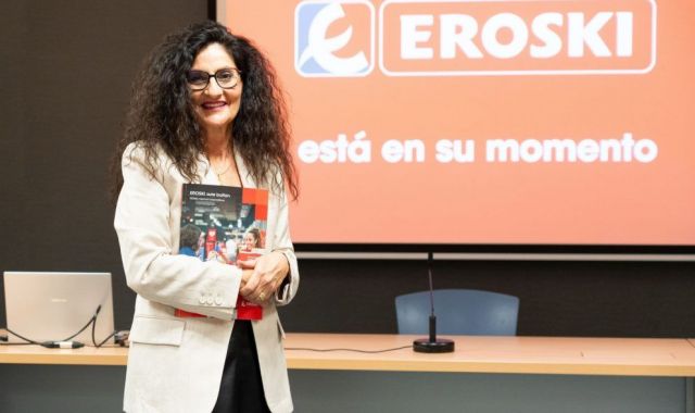 Eroskiko zuzendari nagusia, Rosa Carabel, atzoko prentsaurrekoan | Argazkia: Eroski